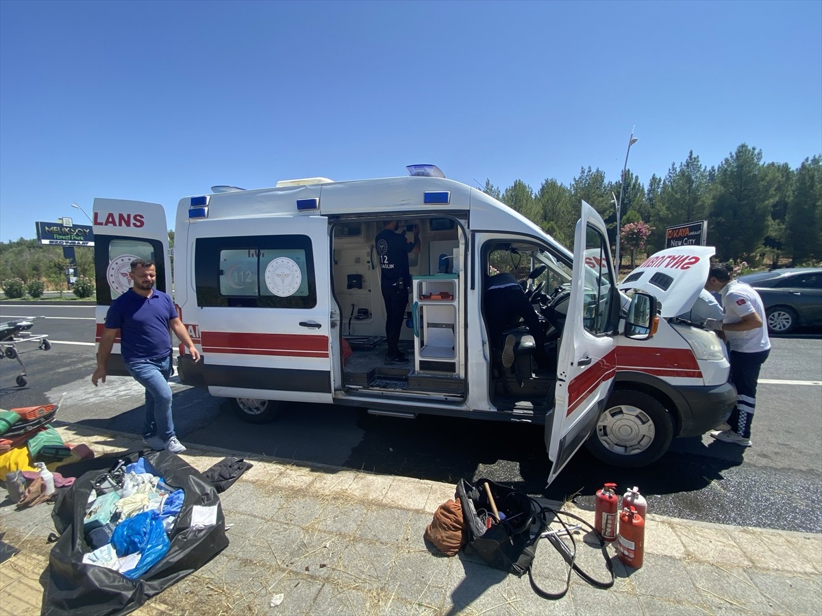 Diyarbakır merkez Sur ilçesinde, seyir halindeyken alev alan ambulans hasar gördü.