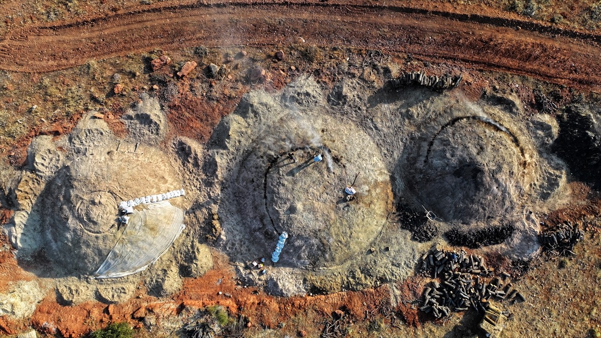 Diyarbakır ve Mardin'den Kayseri'nin Yahyalı ilçesine gelen işçiler, ekmek paralarını evlerinden...