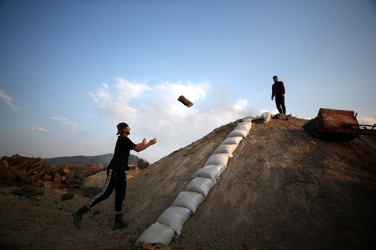 Diyarbakır ve Mardin'den Kayseri'nin Yahyalı ilçesine gelen işçiler, ekmek paralarını evlerinden...
