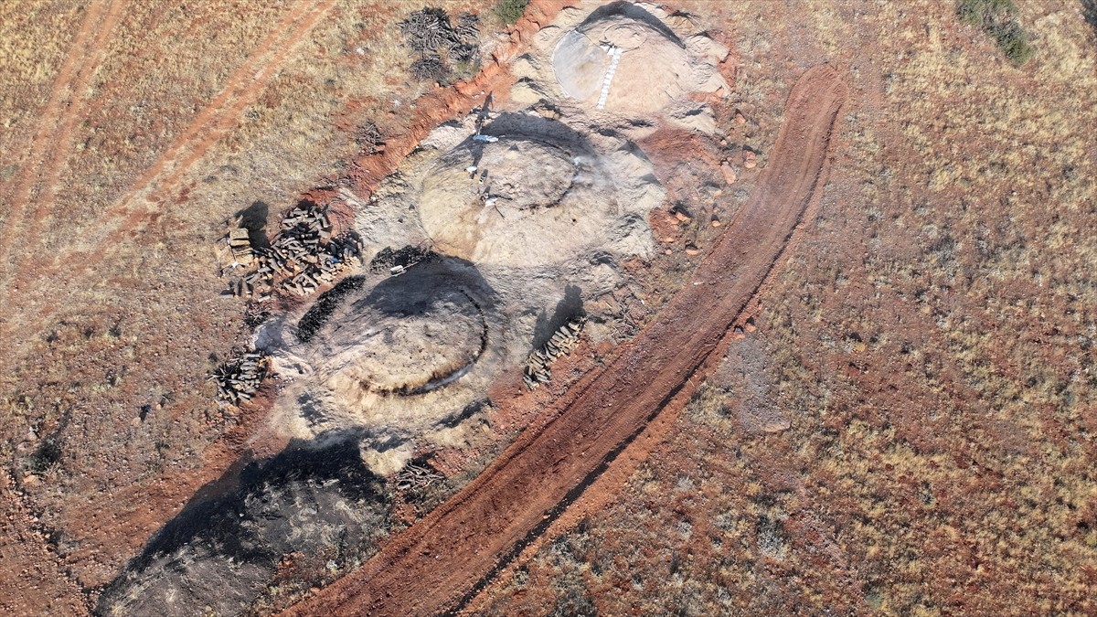 Diyarbakır ve Mardin'den Kayseri'nin Yahyalı ilçesine gelen işçiler, ekmek paralarını evlerinden...