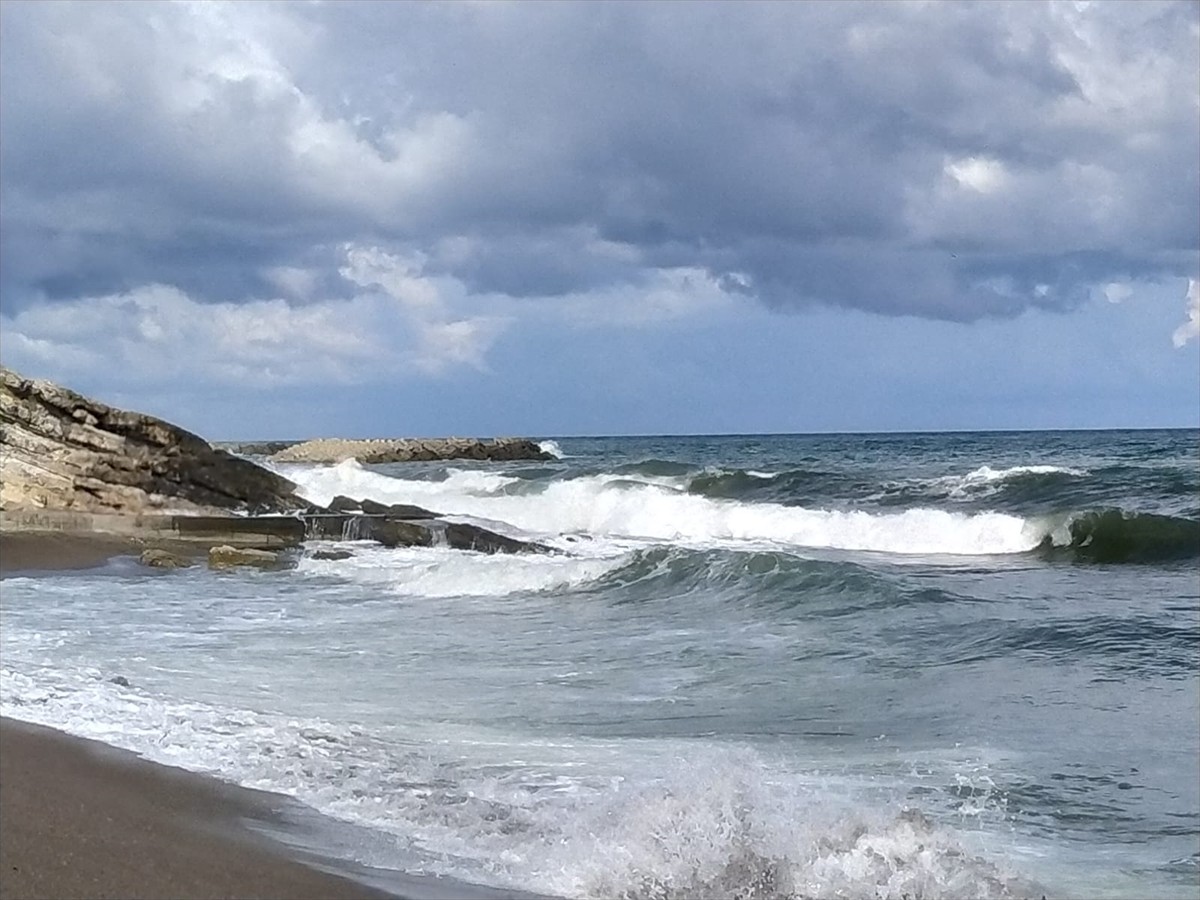 Düzce'nin Akçakoca ilçelerinde olumsuz koşullar nedeniyle denize girmek yasaklandı.  