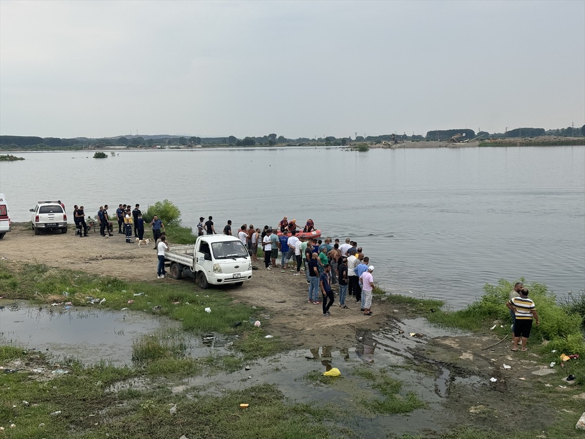 Edirne'de serinlemek için Meriç Nehri'ne giren 3 gençten 2'si kayboldu. Olay yerine polis...