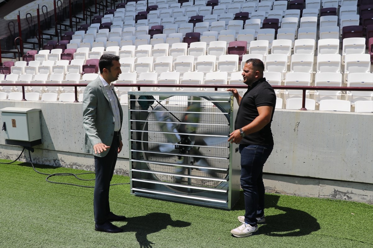 Elazığ Atatürk Stadyumu'nda çimlerin sıcakta yanma riskine karşı fan sistemi kuruldu.