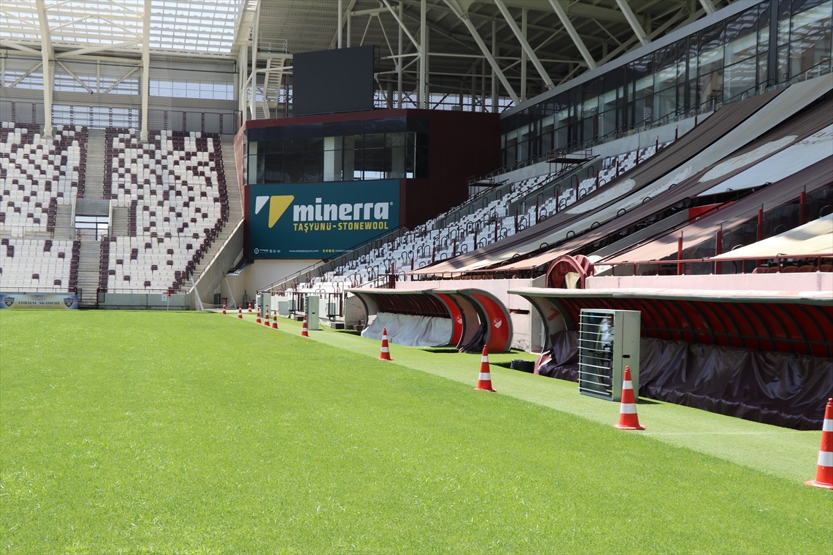 Elazığ Atatürk Stadyumu'nda çimlerin sıcakta yanma riskine karşı fan sistemi kuruldu.