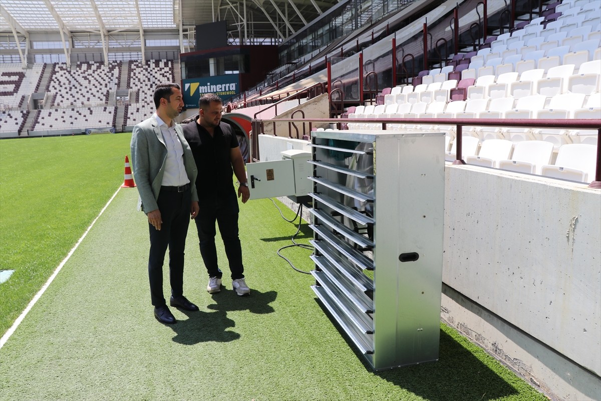 Elazığ Atatürk Stadyumu'nda çimlerin sıcakta yanma riskine karşı fan sistemi kuruldu.