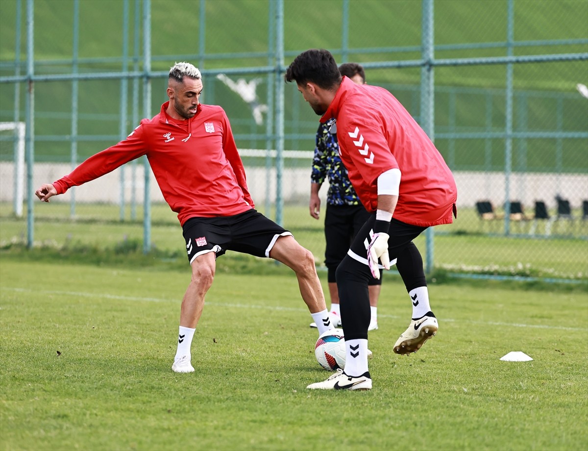 EMS Yapı Sivasspor, 2024-2025 sezonu hazırlıklarının ikinci etap çalışmalarını Erzurum'da teknik...