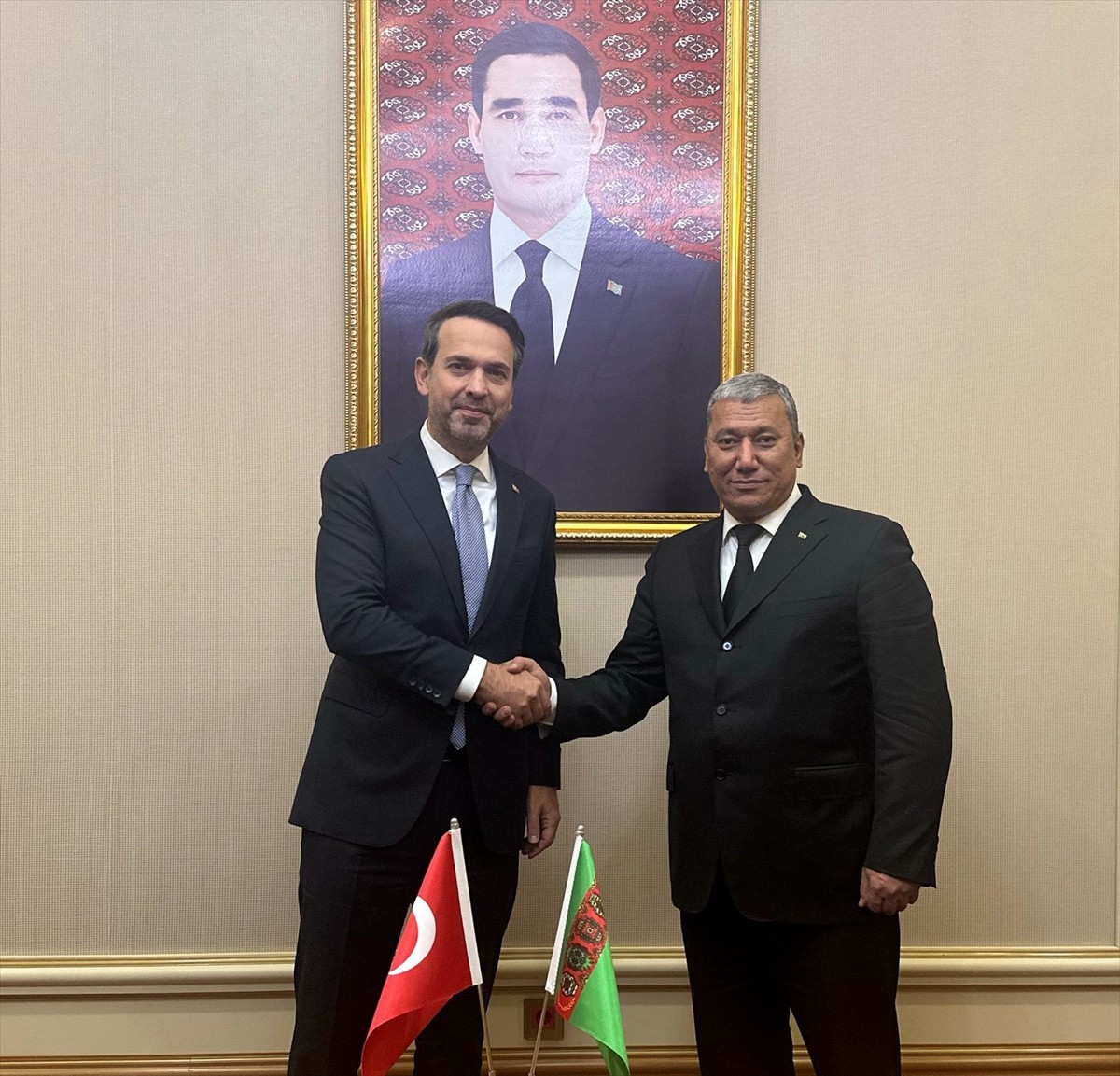 Enerji ve Tabii Kaynaklar Bakanı Alparslan Bayraktar (sağda), 2 günlük Türkmenistan ziyareti...