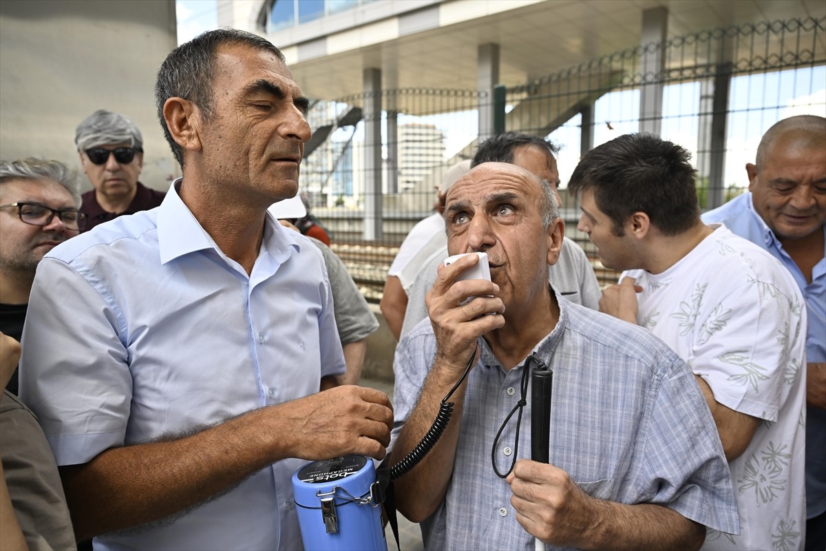 Engellilerin Haklarına Erişim Platformu Sözcüsü Turhan İçli, yurt genelindeki tren istasyonlarında...