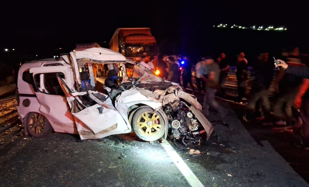 Erzincan’da, hafif ticari aracın traktörle çarpışması sonucu 3 kişi öldü, 3 kişi...