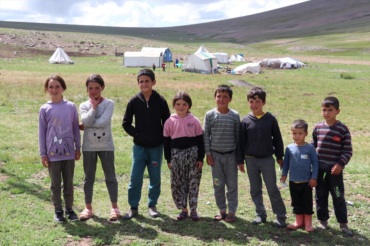 Erzurum'un 2 bin 600 rakımındaki Dumlubaba Yaylası'nda konaklayan göçerlerin günlük yaşamı zorlu...