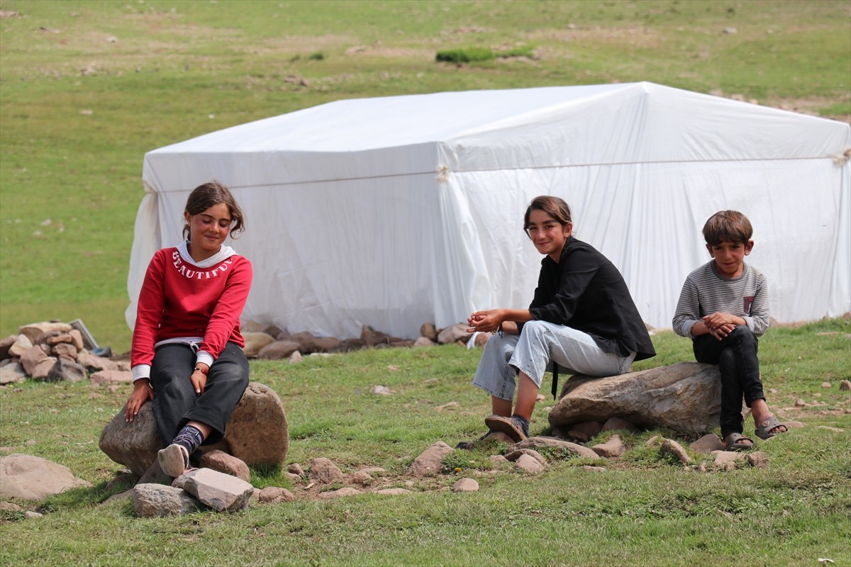 Erzurum'un 2 bin 600 rakımındaki Dumlubaba Yaylası'nda konaklayan göçerlerin günlük yaşamı zorlu...