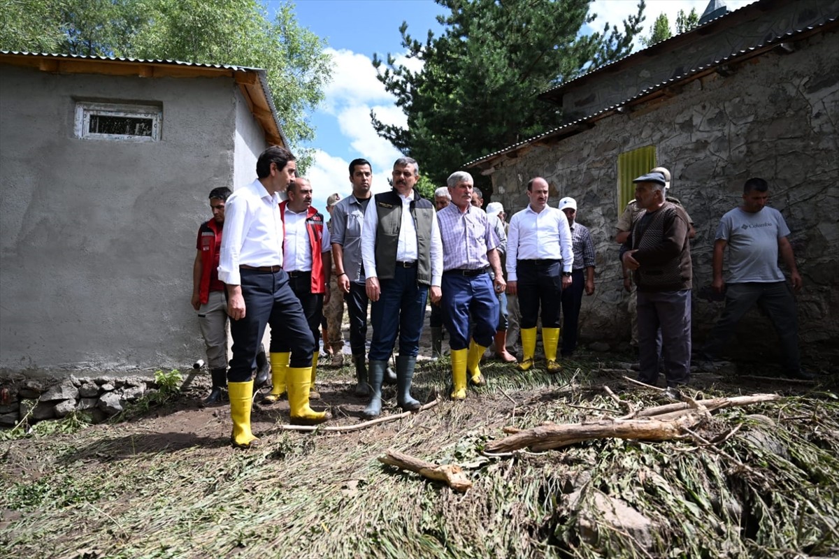 Erzurum'un Oltu ilçesindeki 3 mahallede etkili olan sel ev, ahır ve ekili alanlara zarar verdi....