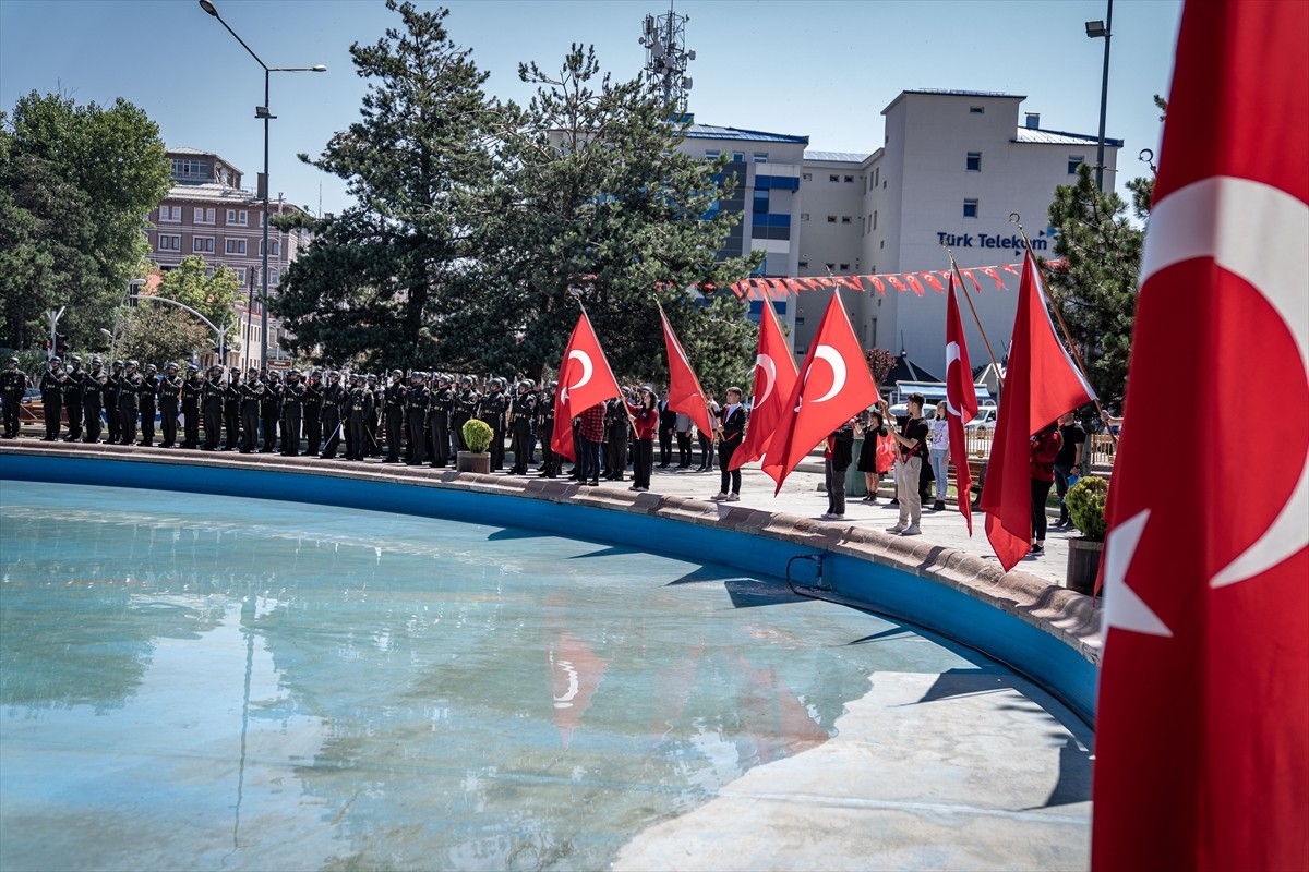 Erzurum Kongresi'nin 105. yıl dönümü dolayısıyla Havuzbaşı Kent Meydanı'nda kutlama töreni...