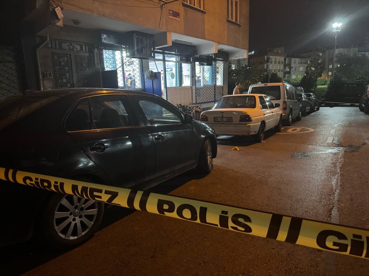 Esenler'de, kahvehaneye düzenlenen silahlı saldırıda iş yerinin camları kırıldı. İhbar üzerine...