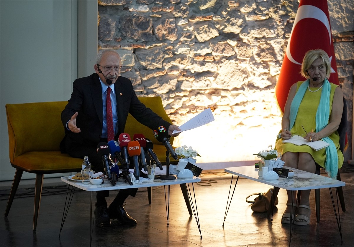 Eski CHP Genel Başkanı Kemal Kılıçdaroğlu (sol 2), İzmir'de düzenlenen "Sansürün Kaldırılışının...