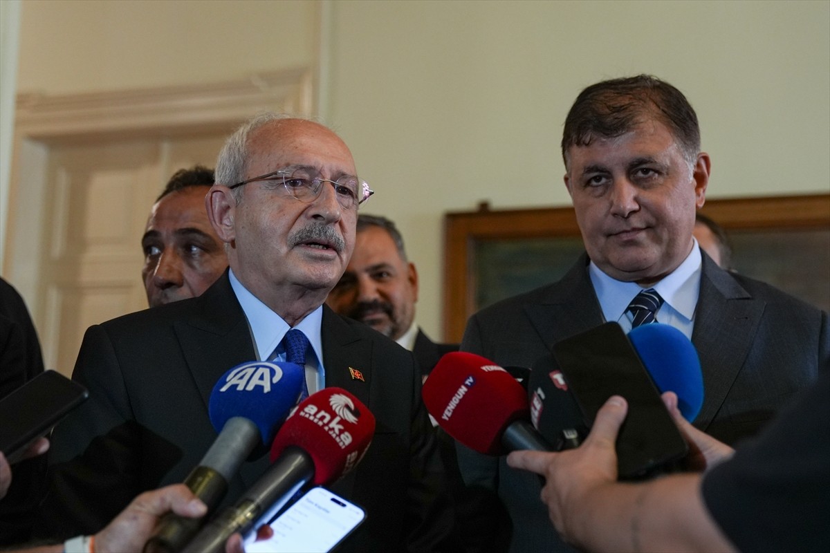 Eski CHP Genel Başkanı Kemal Kılıçdaroğlu (solda), İzmir Büyükşehir Belediye Başkanı Cemil Tugay'ı...