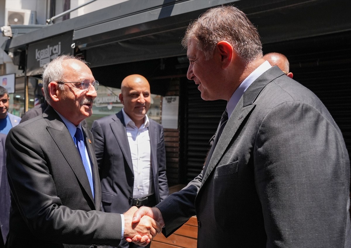 Eski CHP Genel Başkanı Kemal Kılıçdaroğlu (solda), İzmir Büyükşehir Belediye Başkanı Cemil Tugay'ı...