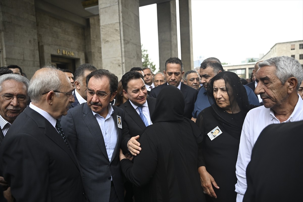 Eski Devlet Bakanı Salih Sümer için Meclis'te cenaze töreni düzenlendi. Ankara'da tedavi gördüğü...