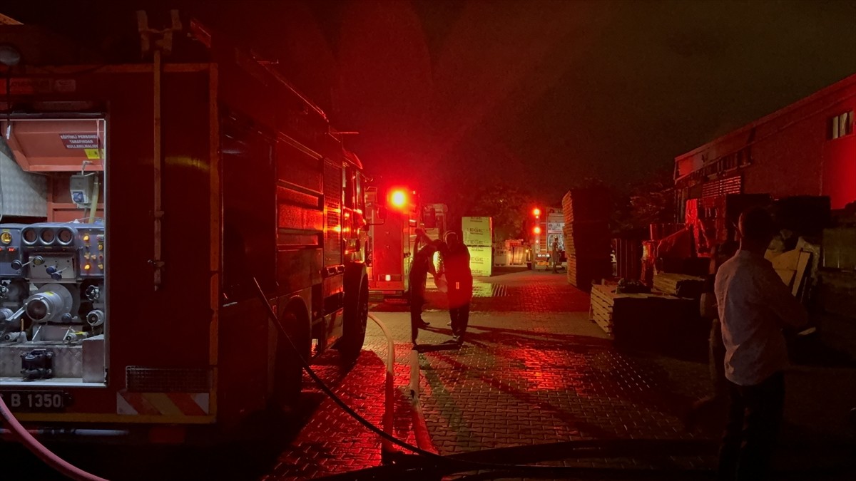 Eskişehir'in Tepebaşı ilçesindeki bir kereste deposunda çıkan yangın, itfaiye ekiplerince...