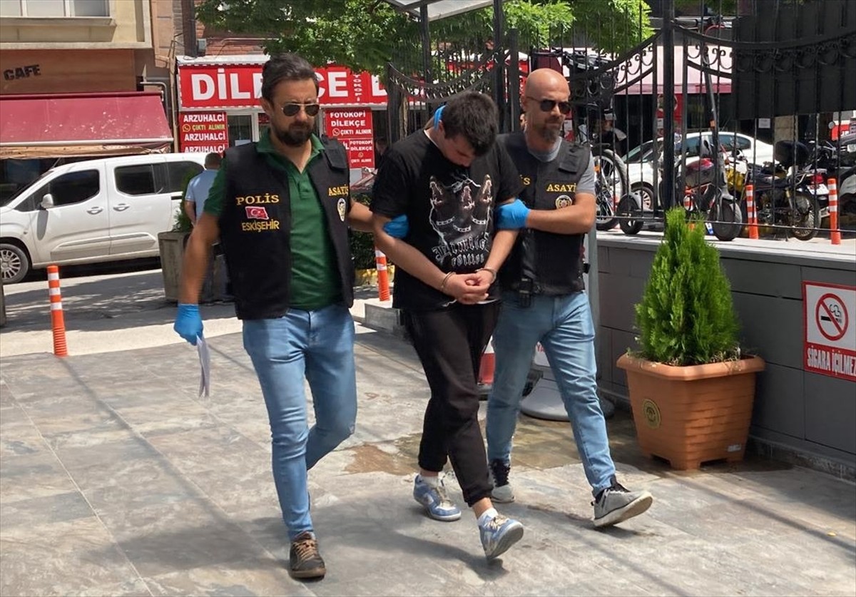 Eskişehir'in Tepebaşı ilçesindeki otobüs durağında uygunsuz hareketlerde bulunan kişi gözaltına...
