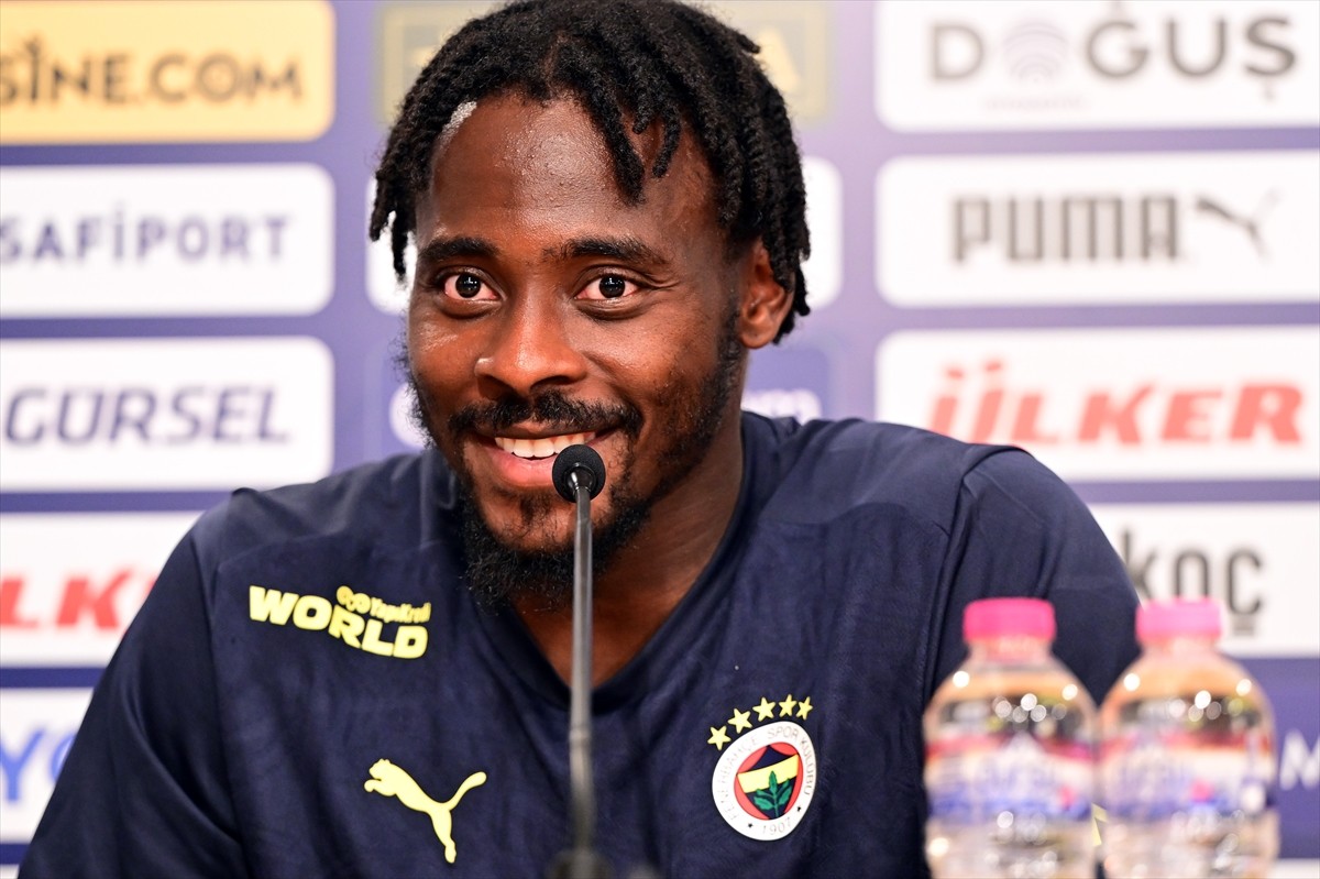 Fenerbahçe'nin savunma oyuncusu Bright Osayi-Samuel, Can Bartu Tesisleri'nde düzenlenen basın...