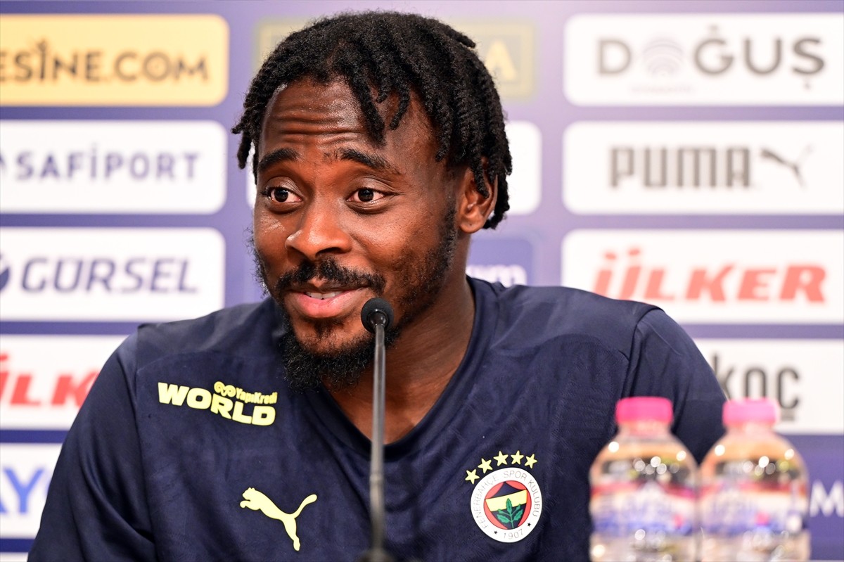Fenerbahçe'nin savunma oyuncusu Bright Osayi-Samuel, Can Bartu Tesisleri'nde düzenlenen basın...