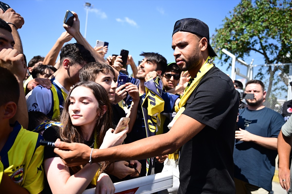  Fenerbahçe'nin transfer görüşmelerine başlandığını duyurduğu Faslı futbolcu Youssef En-Nesyri...