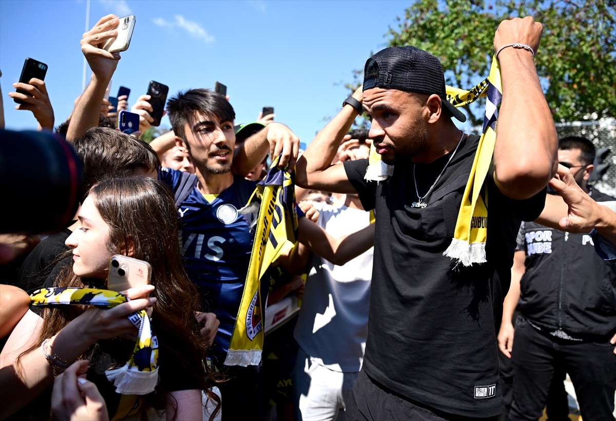  Fenerbahçe'nin transfer görüşmelerine başlandığını duyurduğu Faslı futbolcu Youssef En-Nesyri...