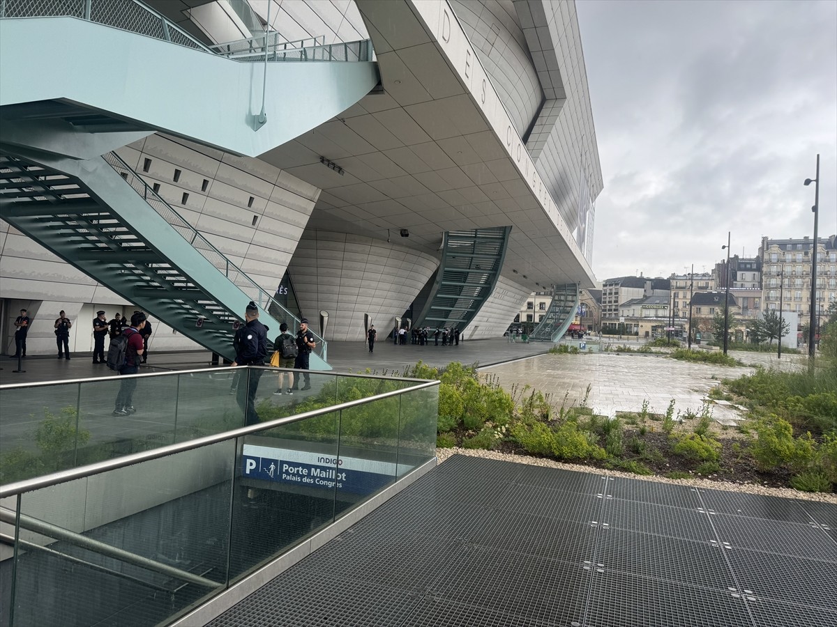 Fransız polisi, Paris 2024 Olimpiyat Oyunları'nı takip eden basın mensuplarına hizmet veren medya...