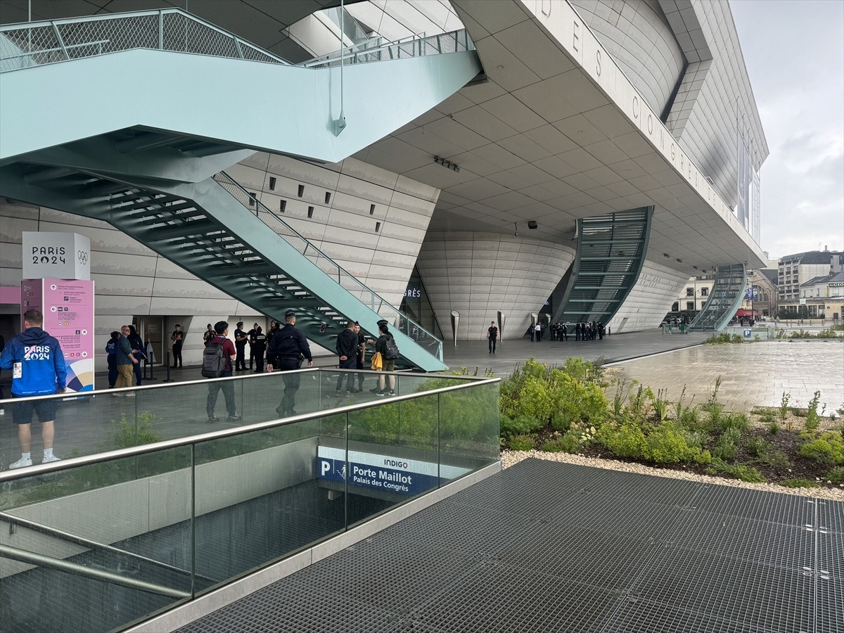 Fransız polisi, Paris 2024 Olimpiyat Oyunları'nı takip eden basın mensuplarına hizmet veren medya...