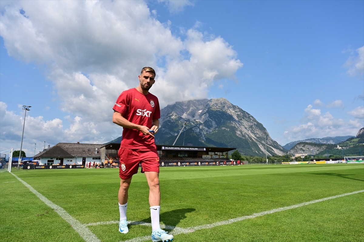 Galatasaray Futbol Takımı, yeni sezon hazırlıklarına Avusturya kampında yaptığı antrenmanla devam...
