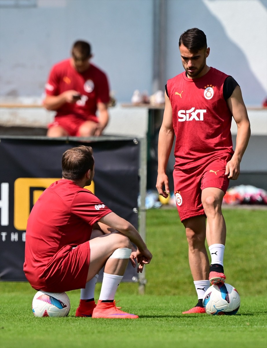 Galatasaray Futbol Takımı, yeni sezon hazırlıklarına Avusturya kampında yaptığı antrenmanla devam...