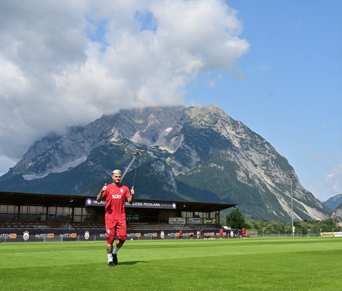Galatasaray Futbol Takımı, yeni sezon hazırlıklarına Avusturya kampında yaptığı antrenmanla devam...
