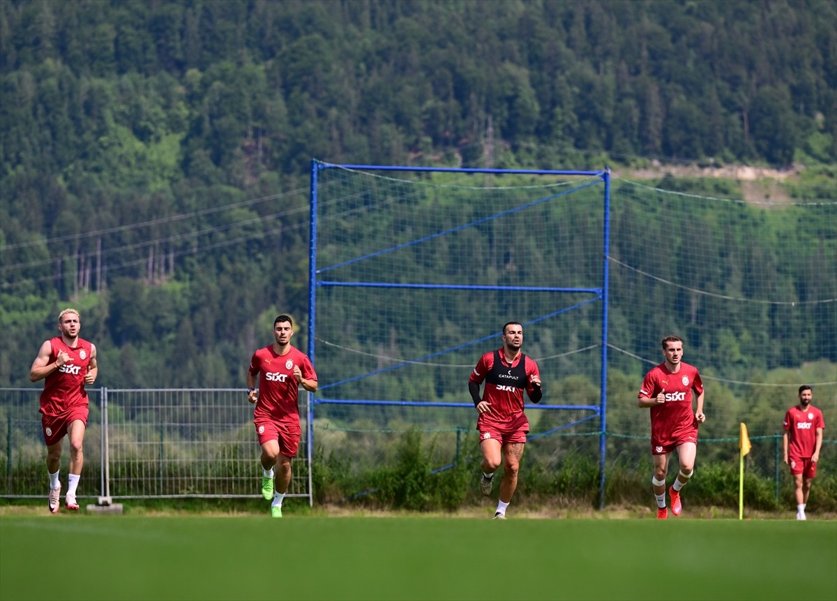 Galatasaray Futbol Takımı, yeni sezon hazırlıklarına Avusturya kampında yaptığı antrenmanla devam...