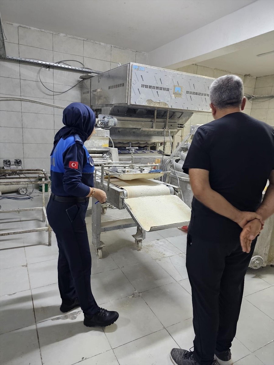 Gaziantep'in Şehitkamil ilçesinde gerçekleştirilen denetimlerde, son kullanma tarihi geçmiş ürün...