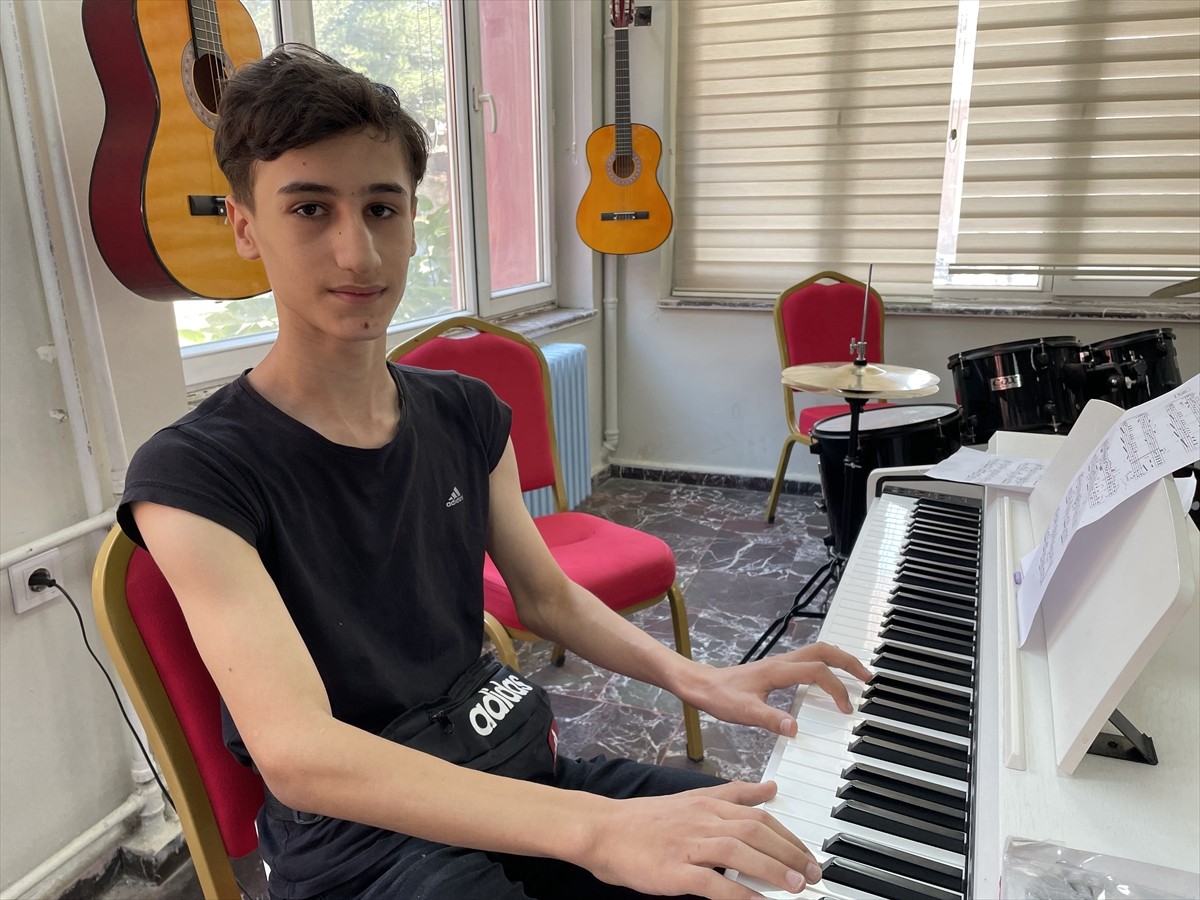 Gençlik ve Spor Bakanlığının bu yıl ilk kez hayata geçirdiği "Gençlik Yaz Okulları" kapsamında...