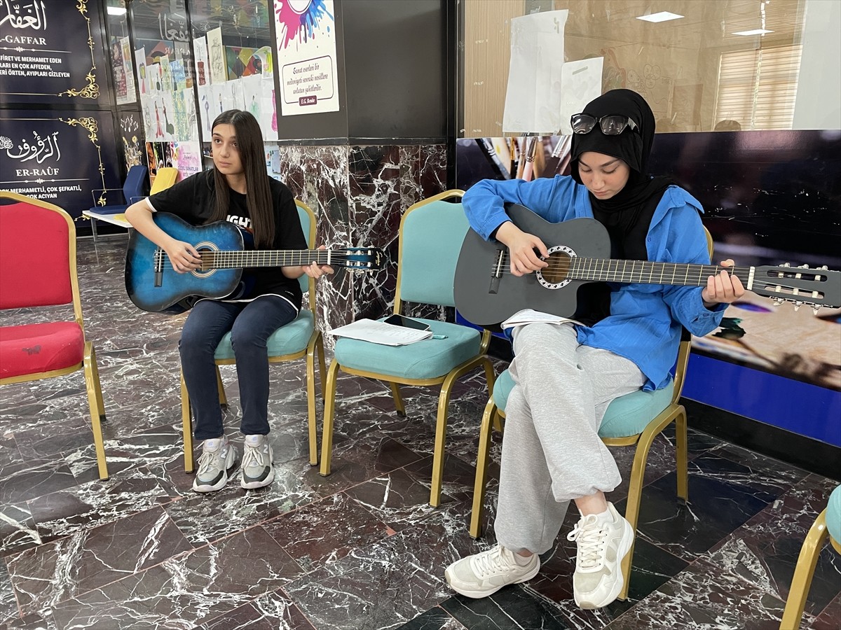 Gençlik ve Spor Bakanlığının bu yıl ilk kez hayata geçirdiği "Gençlik Yaz Okulları" kapsamında...