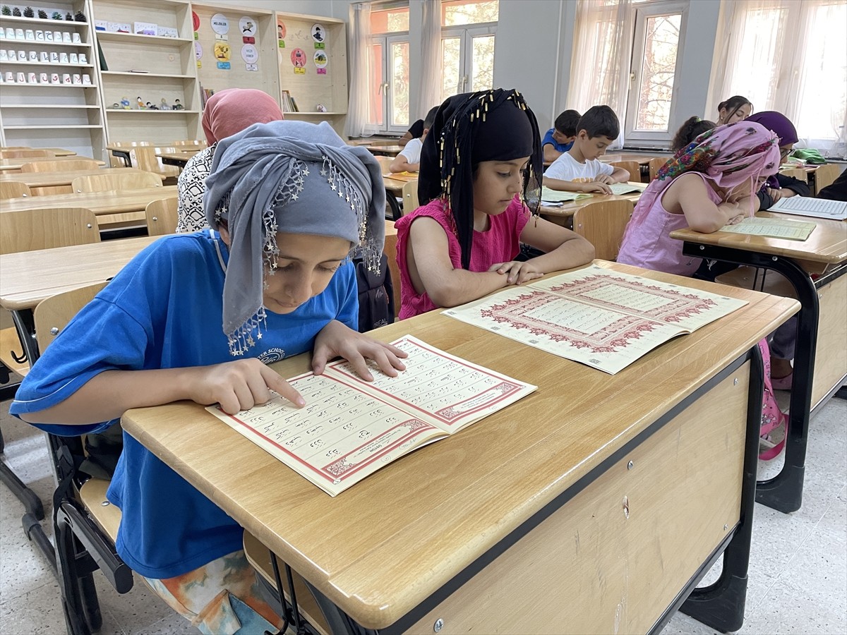 Gençlik ve Spor Bakanlığının bu yıl ilk kez hayata geçirdiği "Gençlik Yaz Okulları" kapsamında...