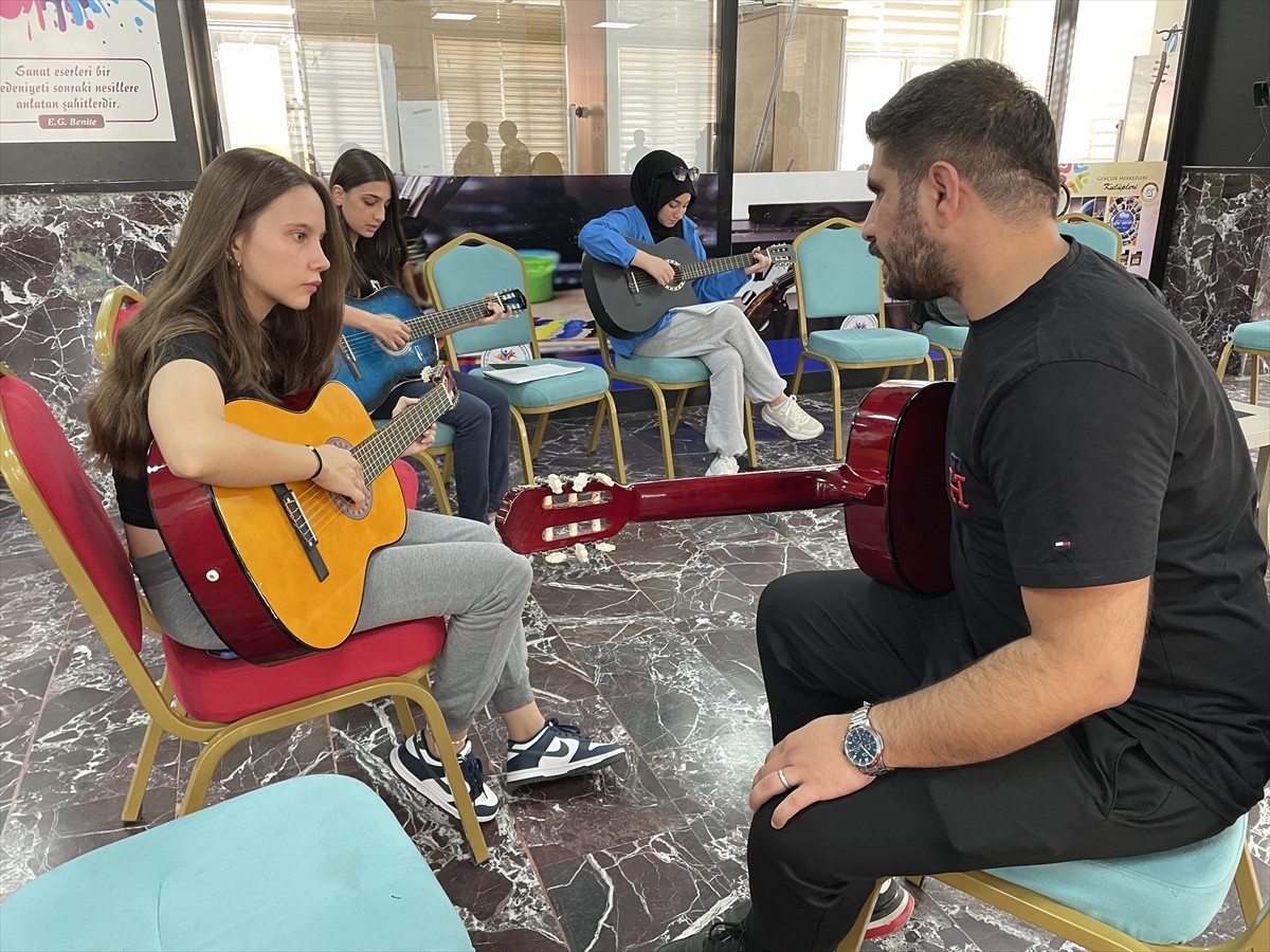 Gençlik ve Spor Bakanlığının bu yıl ilk kez hayata geçirdiği "Gençlik Yaz Okulları" kapsamında...