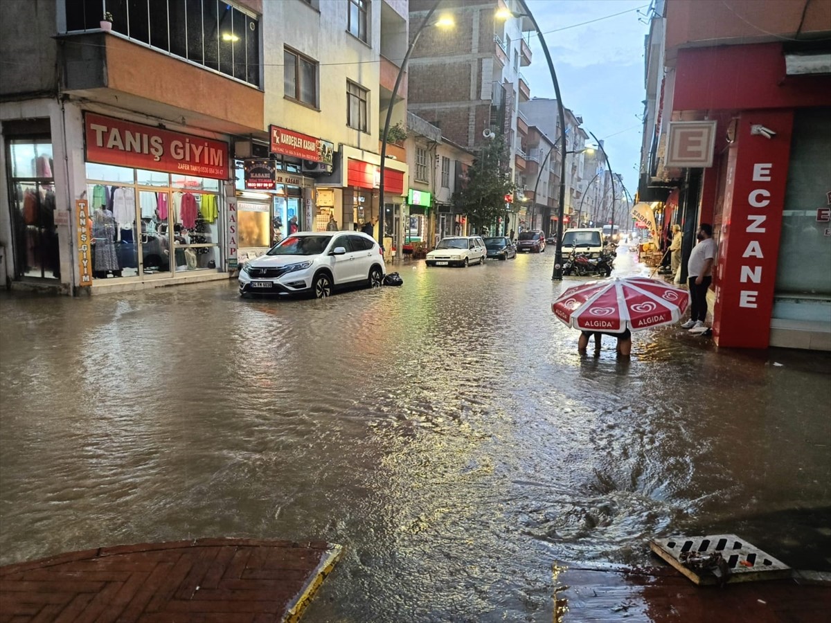 Giresun'un Bulancak ilçesinde sağanak hayatı olumsuz etkiledi. İlçede etkili olan sağanağın...