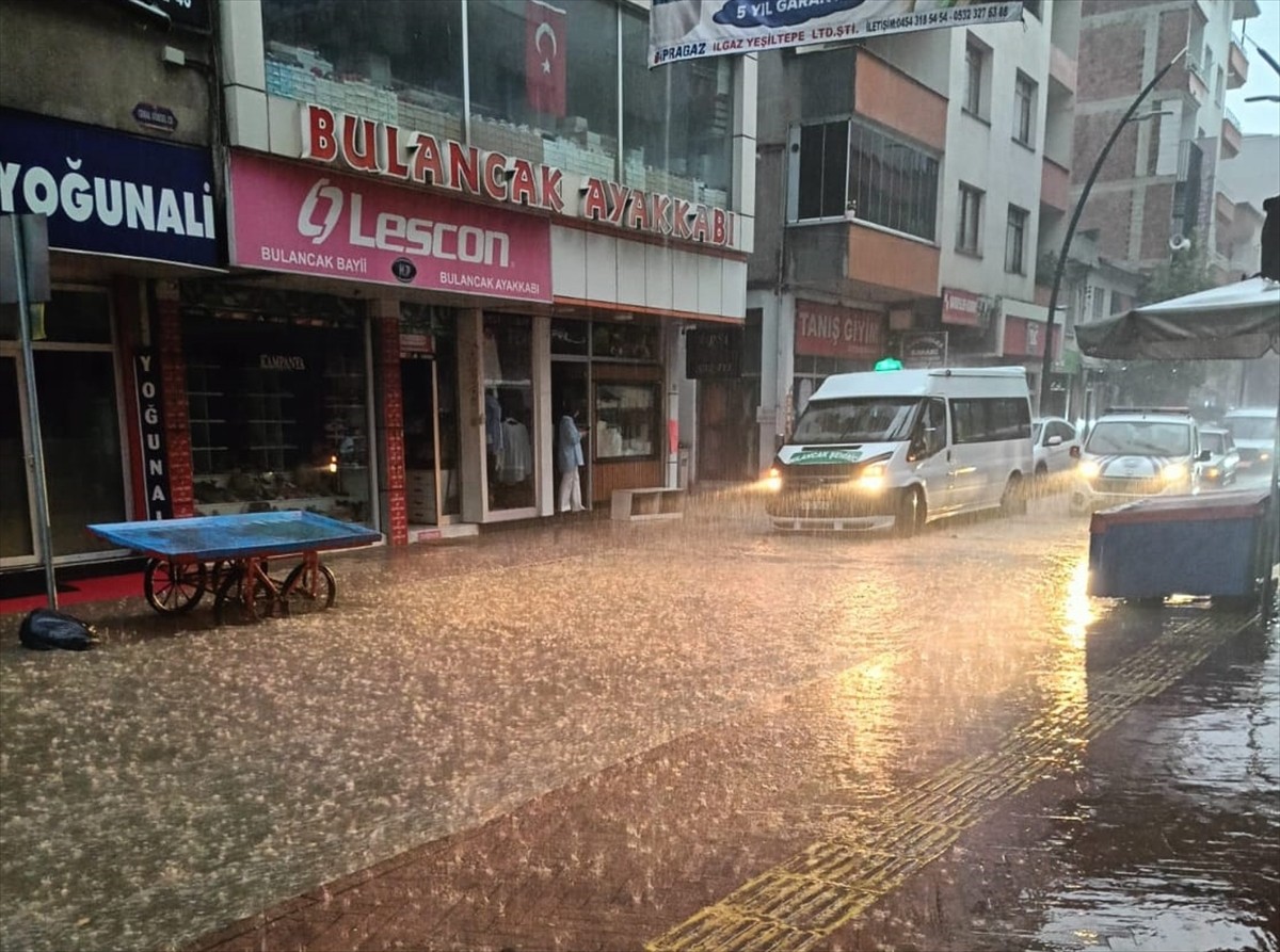 Giresun'un Bulancak ilçesinde sağanak hayatı olumsuz etkiledi. İlçede etkili olan sağanağın...