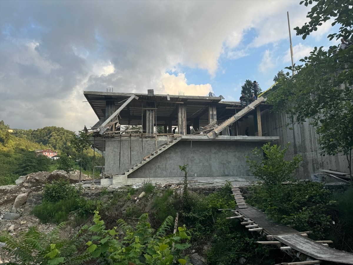 Giresun'un Görele ilçesinde Çanakçı Deresi kenarında bir süre önce mühürlenen inşa halindeki yapı...