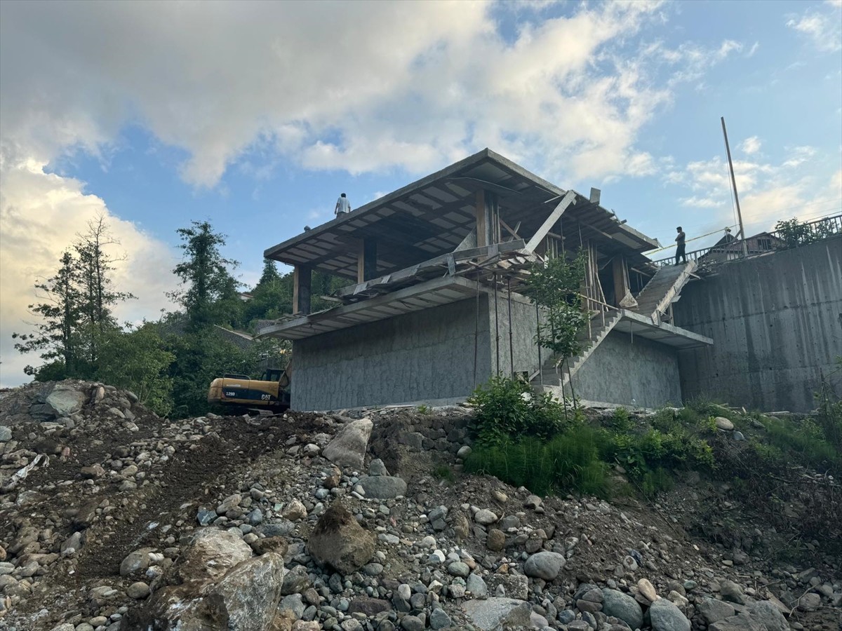 Giresun'un Görele ilçesinde Çanakçı Deresi kenarında bir süre önce mühürlenen inşa halindeki yapı...
