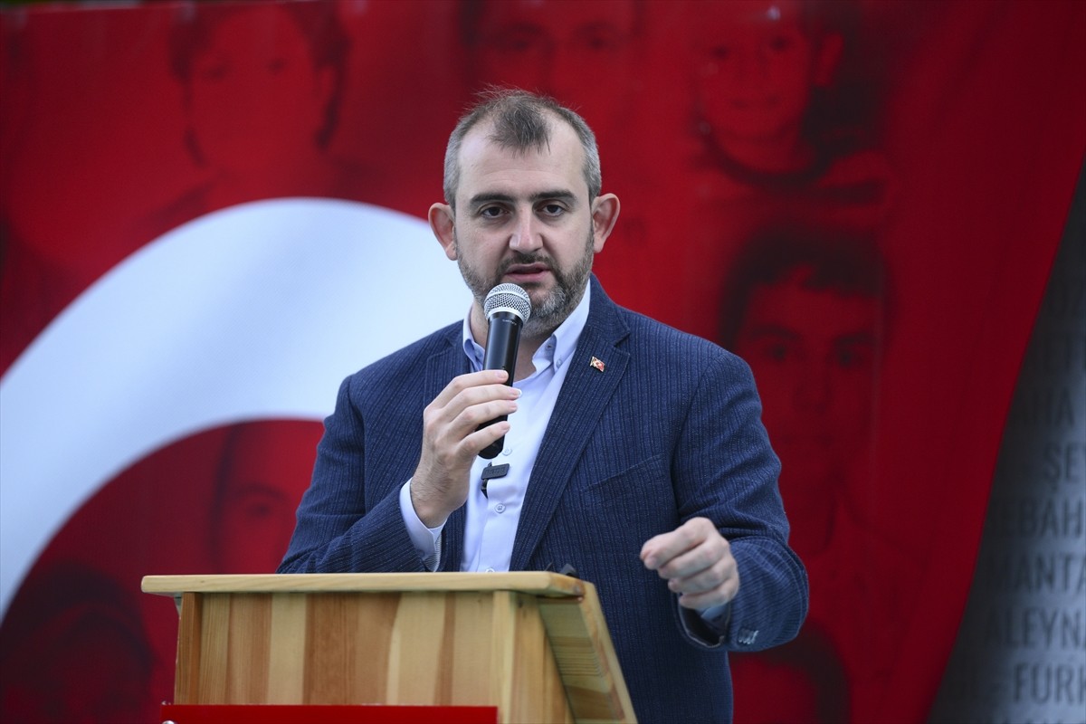 Güngören'de 16 yıl önceki terör saldırısında hayatını kaybeden 17 kişi, Menderes Caddesi'ndeki...