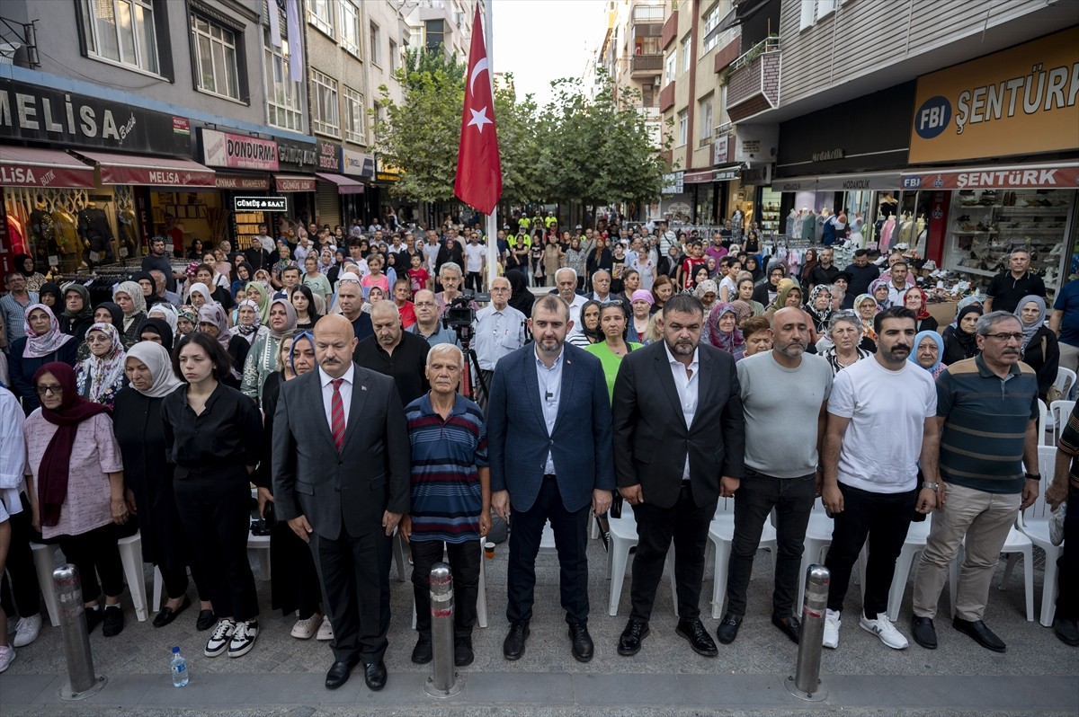 Güngören'de 16 yıl önceki terör saldırısında hayatını kaybeden 17 kişi, Menderes Caddesi'ndeki...