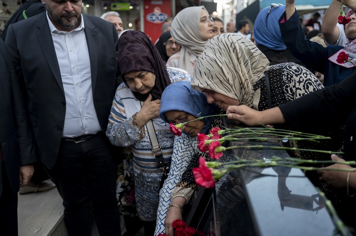 Güngören'de 16 yıl önceki terör saldırısında hayatını kaybeden 17 kişi, Menderes Caddesi'ndeki...