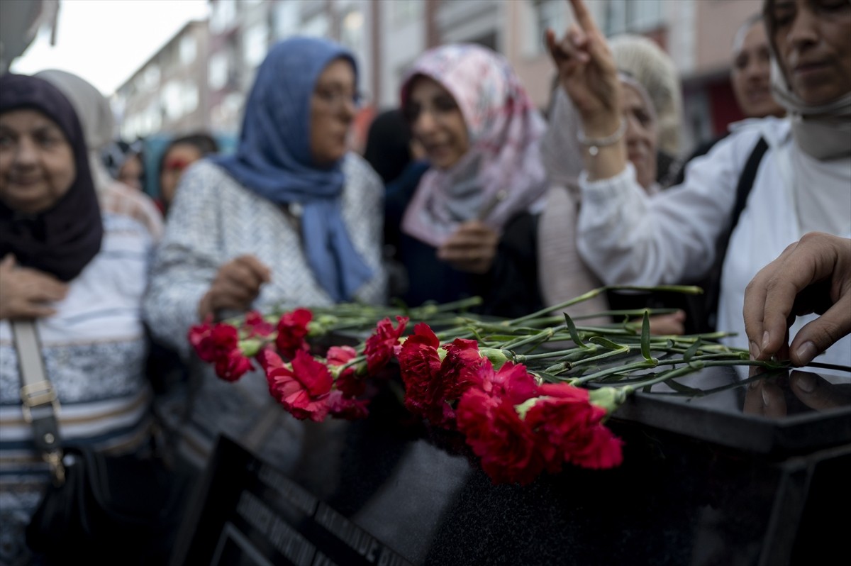 Güngören'de 16 yıl önceki terör saldırısında hayatını kaybeden 17 kişi, Menderes Caddesi'ndeki...