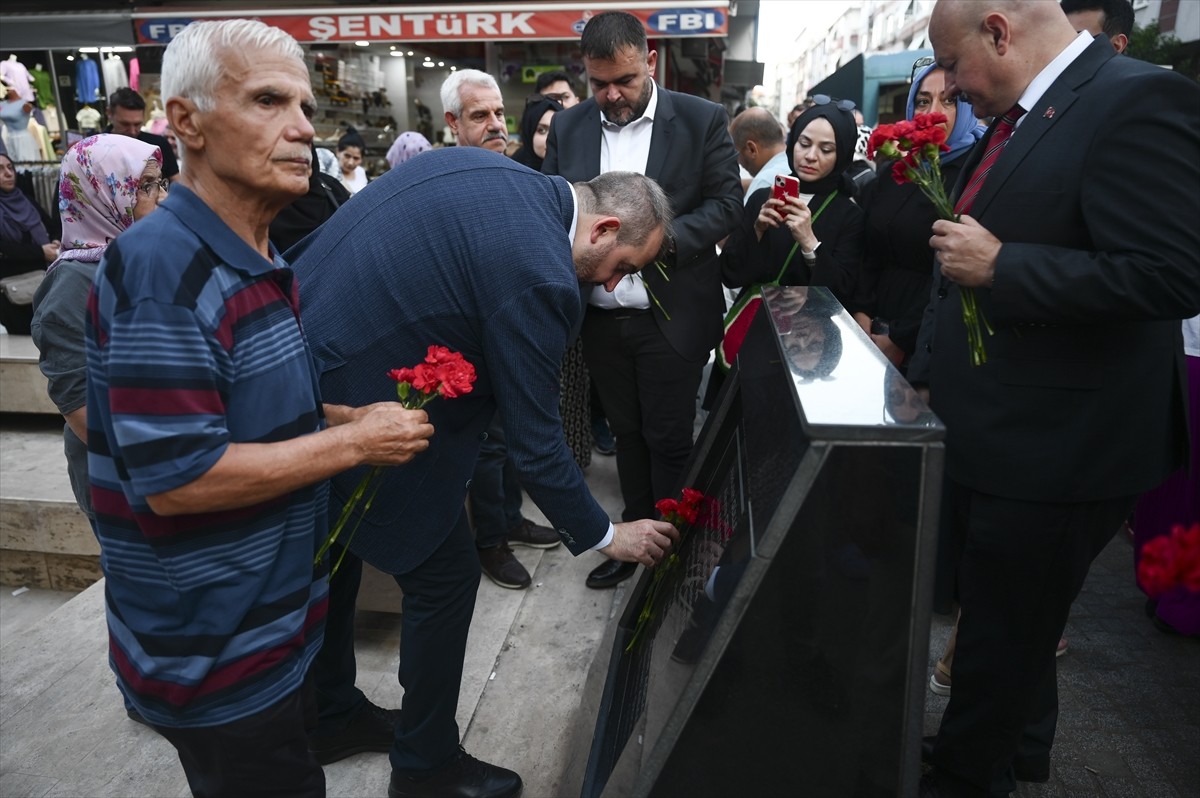Güngören'de 16 yıl önceki terör saldırısında hayatını kaybeden 17 kişi, Menderes Caddesi'ndeki...
