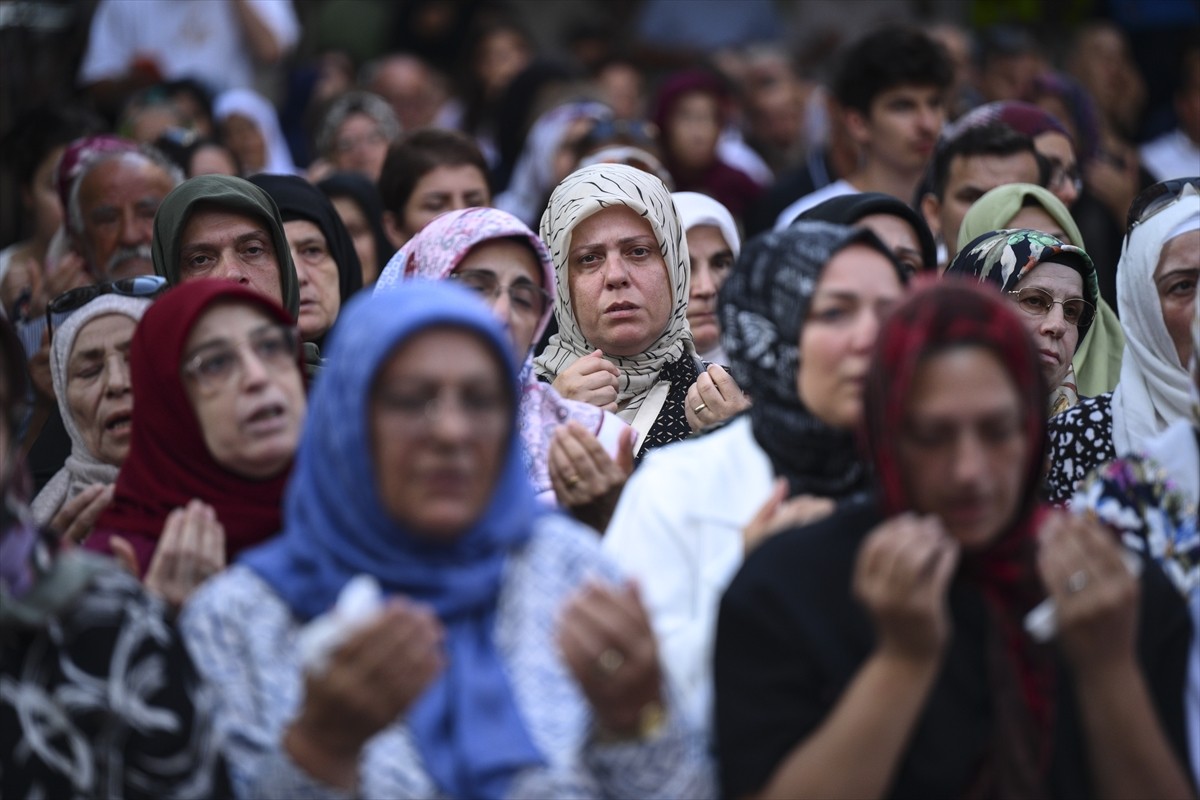 Güngören'de 16 yıl önceki terör saldırısında hayatını kaybeden 17 kişi, Menderes Caddesi'ndeki...