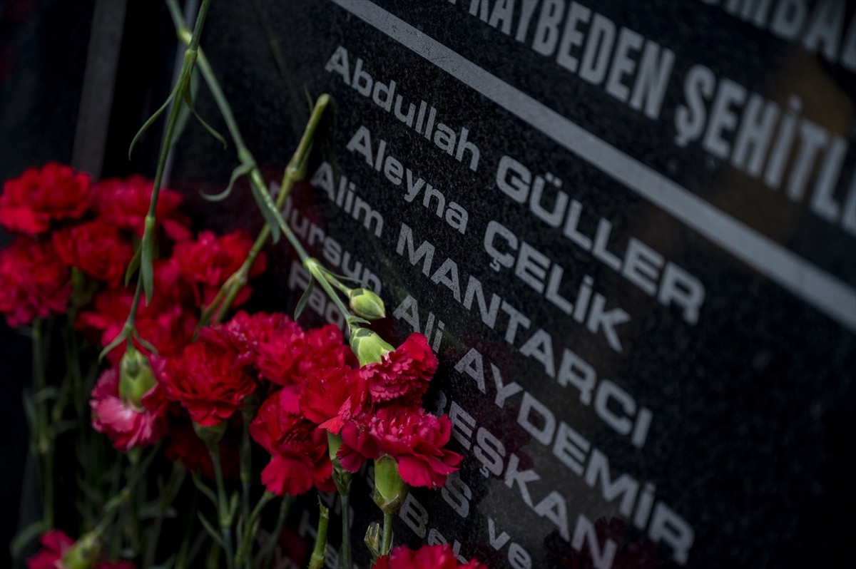 Güngören'de 16 yıl önceki terör saldırısında hayatını kaybeden 17 kişi, Menderes Caddesi'ndeki...